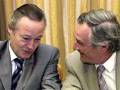 El ministro de Ciencia y Tecnología, Josep Piqué (izquierda), con el diputado de CiU Xavier Trias.
/ EFE