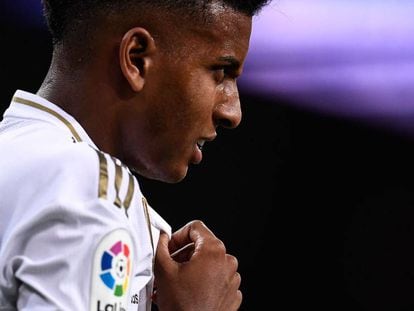 Rodrygo celebra uno de sus goles contra el Galatasaray en el Santiago Bernabéu.