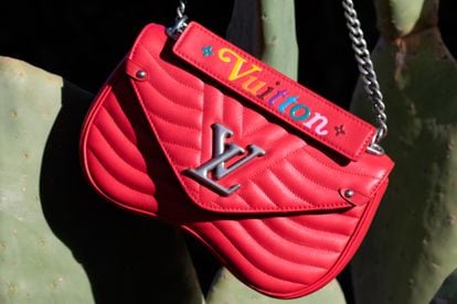 Bolso New Wave MM de color escarlata, elaborado en piel de ternera acolchada, de Louis Vuitton.