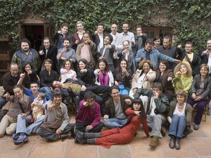 Participantes en el encuentro Bogotá 39, en 2007. De izquierda a derecha y de delante hacia atrás, en primera fila: Antonio García y su esposa, Ronaldo Menéndez, Fabricio Mejía, Juan Gabriel Vásquez, Wendy Guerra, Santiago Roncagliolo y una responsable de Bogotá 39. Segunda fila: Ricardo Silva, Pilar Quintana, Adriana Lisboa, Claudia Amengual, una responsable de Bogotá 39, Cristina Fuentes, del Hay Festival, y sobre sus piernas, Santiago Nazarián; Ena Lucía Portela, Yolanda Arroyo, Claudia Hernández, Karla Suárez y Piedad Bonnett. Tercera fila: Álvaro Bisama, Iván Thays, Rodrigo Hasbún, Carlos Wynter Melo, Gonzalo Garcés, Jorge Volpi, Óscar Collazos, Alejandro Zambra, Slavko Zupcic y John Jairo Junieles. Cuarta fila: Pablo Casacuberta, José Pérez Reyes, Álvaro Enrigue, Eduardo Halfon, Rodrigo Blanco y Pedro Mairal.