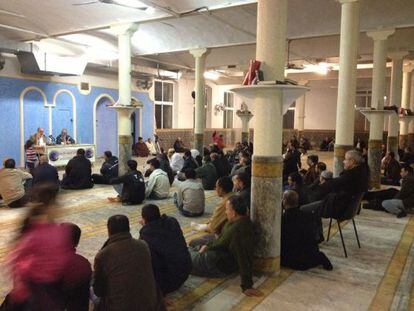 Colom explica la semana pasada, en la mezquita de Manresa, las ventajas de la independencia a los inmigrantes musulmanes. 