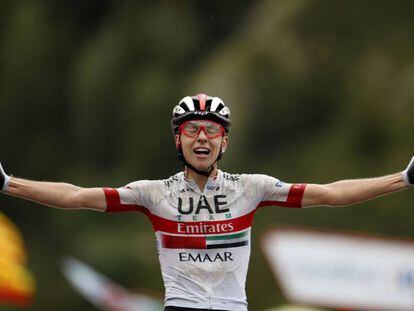 El ciclista esloveno Tadej Pogacar celebra este domingo su victoria en la novena etapa de la Vuelta.