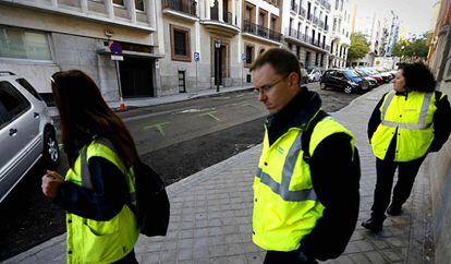 Varios trabajadores del servicio SER vigilan el estacionamiento en la calle Albert Bosch, en las inmediaciones del Museo del Prado.