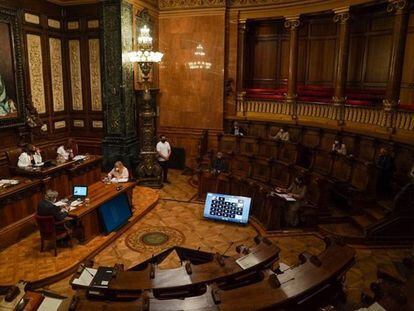 El ple de l'Ajuntament de Barcelona de setembre, amb regidors connectats telemàticament.