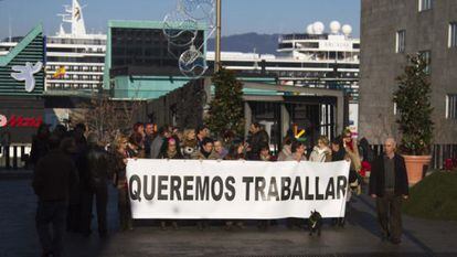 Manifestación de comerciantes de A Pedra contra el cierre de sus puestos