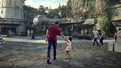 Star Wars: Galaxy's Edge abrirá en el parque Disneyland de California este mes, el día 31 de mayo, y en el parque de Florida, el 29 de agosto. Es la atracción más esperada de Disney en décadas.