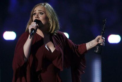 Adele fue la protagonista absoluta de los premios Brit celebrados en Londres. Se coronó como la reina de la música británica al ganar cuatro premios, entre ellos el más preciado, el de mejor álbum, por su trabajo '25'. En la imagen, la cantante recibe uno de los premios.