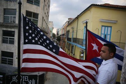 Las banderas estadounidense y cubana en La Habana Vieja
