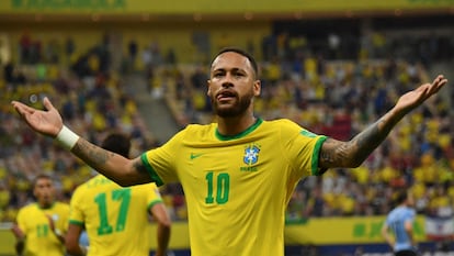 Neymar celebra su gol ante Uruguay por las eliminatorias sudamericanas al Mundial, en el Arena Amazonia, en Manos.