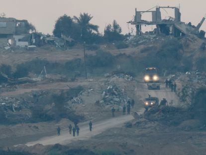 Soldados y vehículos militares israelíes, el sábado en la franja de Gaza.