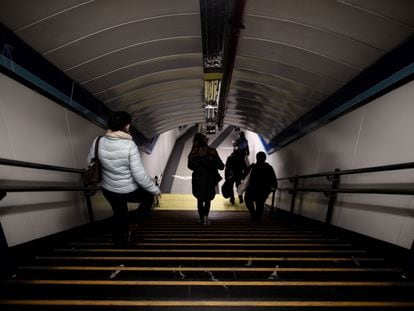 Varios pasajeros se dirigen al andén de metro de la estación de Sol, el pasado 1 de febrero.