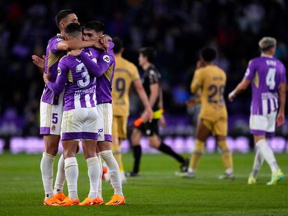 Los jugadores del Valladolid celebran la victoria ante el Barcelona en el partido de la Liga, en el estadio José Zorrilla el pasado martes.