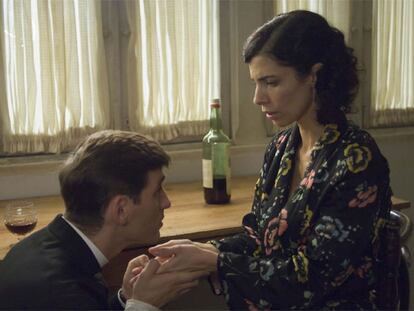 Raúl Arévalo y Maribel Verdú, en un fotograma de <b><i>Los girasoles ciegos.</b></i>