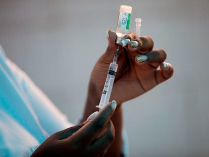 Una trabajadora sanitaria prepara una dosis de la vacuna de AstraZeneca, en Río de Janeiro, Brasil.