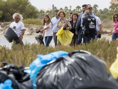 La reina Sofía participa como voluntaria en la limpieza ambiental de la playa de la caleta del Estacio en Murcia.