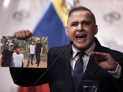 El fiscal general de Venezuela, Tarek William Saab, muestra las fotos de Guaidó.