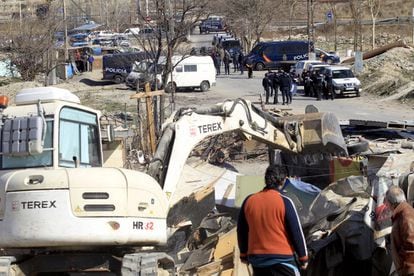 A las 9.15, poco después de la salida de los seis autobuses que llevan a los niños del poblado chabolista El Gallinero a la escuela, la policía ha entrado en el lugar más mísero de Madrid, situado a apenas 15 kilómetros de la Puerta del Sol, junto al vertedero de Valdemingómez y a orillas de la autovía de Valencia. Allí viven unas 500 familias de gitanos rumanos.