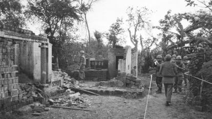 Soldados estadounidenses miran los restos de un hogar en My Lai, Sur de Vietnam, en esta foto de archivo del 8 de enero de 1970, dos años después de la masacre.