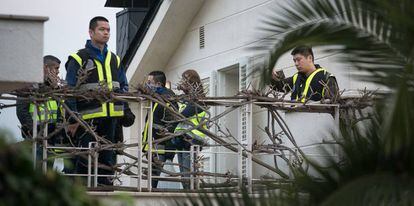 Uno de los registros efectuados en un chalé de Barcelona para detener a la banda de estafadores. Policías chinos ayudaron a sus colegas españoles.