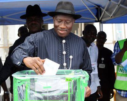 El presidente de Nigeria, Goodluck Jonathan, introduce su voto en una urna en su ciudad natal, Otuoke.