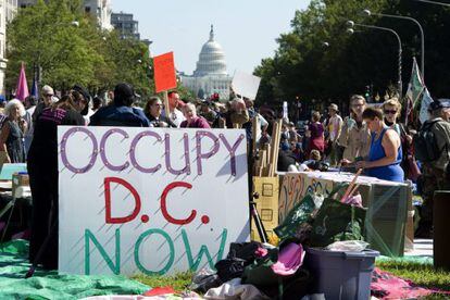 Manifestantes solidarios con el movimiento Ocupa Wall Street, en la plaza de la Libertad de Washington.