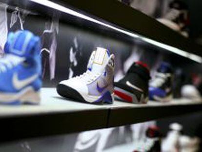 Zapatillas Nike en el escaparate de una tienda.