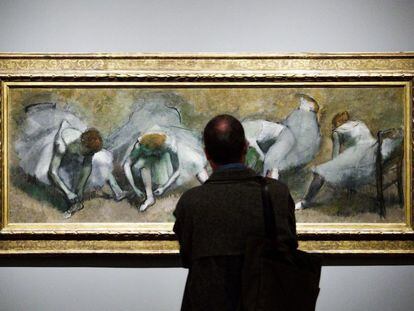 Un hombre observa la obra 'Un grupo de bailarinas' (1890), en el MOMA.
