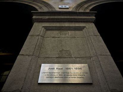 Una placa recorda José Rizal a l'Hotel España.