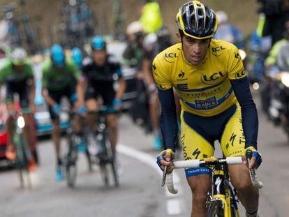Contador ataca en Montigny y se va del grupo de Froome (de verde).