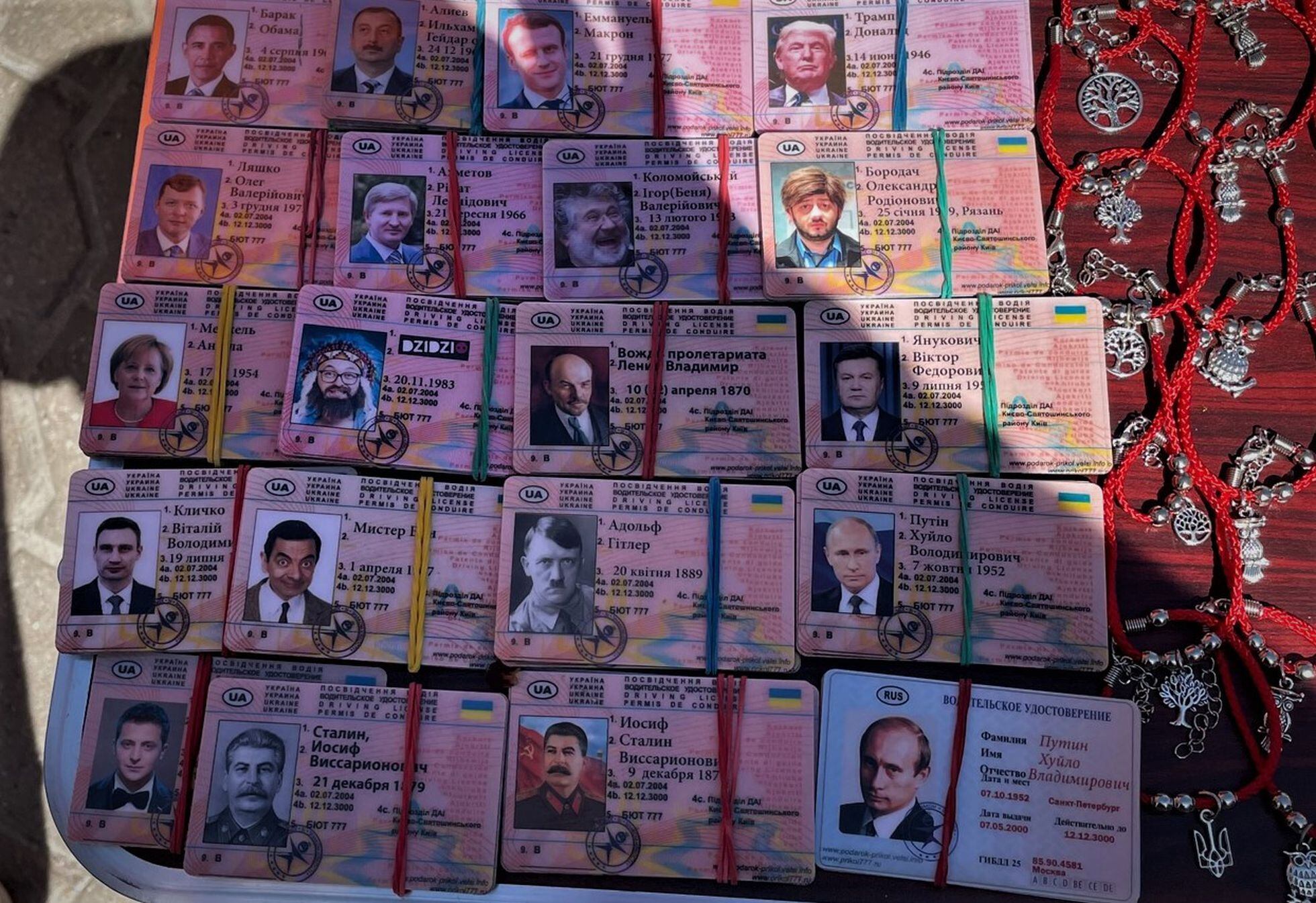 Carnés de conducir falsos a la venta con los rostros de Hitler, Putin, Mister Bean, Merkel, Obama, Lenin, Stalin o Trump en la plaza de la Independencia de Kiev.