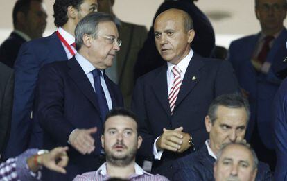El presidente del Real Madrid, Florentino Pérez, charla con el del Sevilla, José María Del Nido, en el palco del Sánchez Pizjuán.