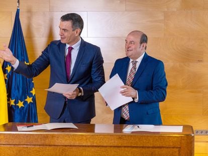 El presidente del Gobierno en funciones, Pedro Sánchez, y el presidente del PNV, Andoni Ortuzar, durante la firma del acuerdo para la investidura, en el Congreso de los Diputados, este viernes.