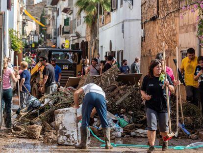 Muchos voluntarios han acudido hoy a Sant Llorenç, Mallorca para ayudar en las labores de limpieza del municipio. 