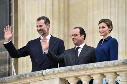 Por la tarde, Hollande ha acompañado a los Reyes en la visita a la exposición 'Velázquez y el triunfo de la pintura española', inaugurada el 24 de marzo en el Grand Palais.