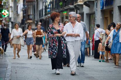 Icíar Bollaín (izquierda) y Maixabel Lasa pasean este verano por Tolosa.