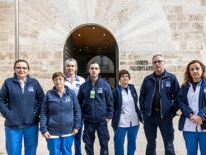 Trabajadores de la contrata de limpieza de las Cortes Valencianas, que llevan desde septiembre sin cobrar sus salarios, en la entrada principal del Parlamento autonómico.