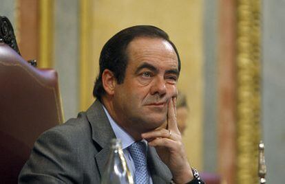 José Bono, presidente del Congreso, con gesto pensativo, durante un pleno extraordinario del Congreso de los Diputados.