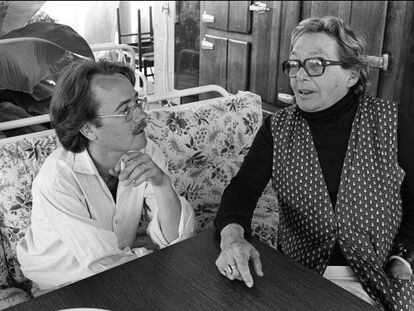 Yann Andr&eacute;a y Marguerite Duras, en 1981. 