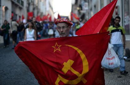 Un militante comunista en una manifestación del PCP el pasado 3 de julio.