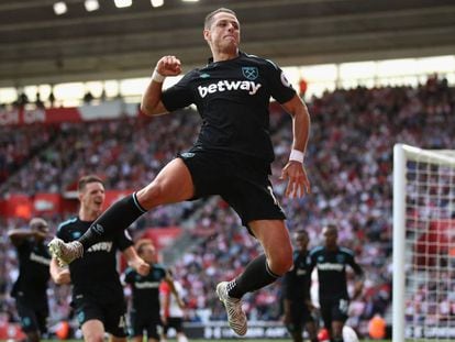 Hernández celebra un gol en la Premier League.