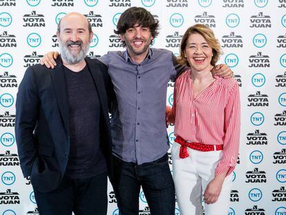 Diego San José (centro) con Javier Cámara y María Pujalte en la presentación del rodaje de 'Vota Juan'.