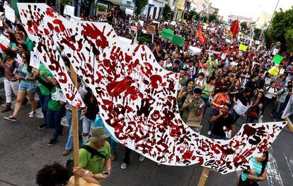 También hubo marchas en otras ciudades del país. en Guadalajara, Jalisco reclaman que se descubra el paradero de los 43 estudiantes