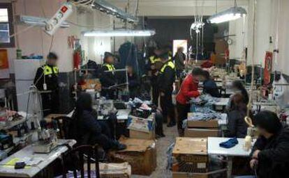 Interior d'un dels tallers de roba il·legals que la policia va escorcollar el 2009.