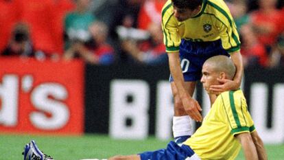 Ronaldo, en el suelo, consolado por su compañero Bebeto tras la final del Mundial 1998 en el Stade de France en París, que ganó Francia por 3-0.