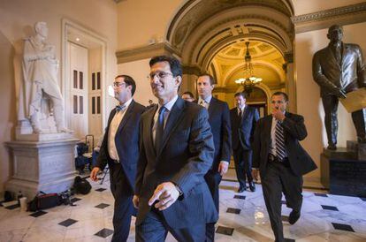 El líder de la mayoría republicana Eric Cantor abandona la Cámara de Representantes.