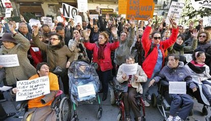 Protesta contra los recortes a la dependencia en Valencia.