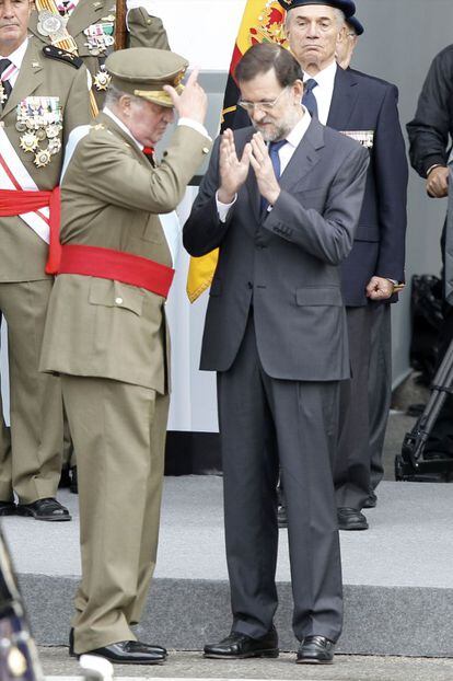 El rey y el presidente del Gobierno antes presidir el desfile de las Fuerzas Armadas con motivo de la Fiesta Nacional. 