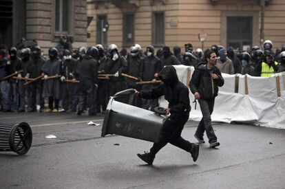 Los amnifestantes construyen barricadas rudimentarias en las calles de Milán.