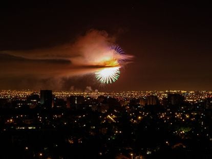 Fuegos artificiales sobre Santiago, en una celebración de Año Nuevo.