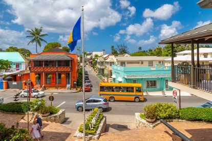 <a href="https://www.visitbarbados.org/es/" target="_blank">Barbados</a> está rodeada de playas de arena blanca y aguas azul celeste. Hasta aquí, como casi todas las islas del Caribe. Pero su encanto está probablemente en el interior, al margen de las playas, en un exuberante paisaje entre colinas onduladas salpicadas por restos de la época colonial, enormes casas de plantaciones que evocan los tiempos de los colonos europeos y unos jardines botánicos increíbles, gracias a las buenísimas condiciones climáticas. La salvaje costa este es, además, legendaria para los amantes del surf, y también se encuentran opciones para el senderismo, el windsurf o el submarinismo. Una isla que se mueve al son del calipso y disfruta de un ron de fama mundial. El rompiente más famoso para los surfistas es el de Soup Bowl, junto a la playa del norte de Bathsheba, una ola poderosa a la que llegan muchos surfistas de todo el mundo. Y para ver plantaciones, la de St. Nicholas Abbey, una de las más antiguas del Caribe, que embotella su propio ron. Y un detalle más: el críquet es más que un deporte nacional, es una obsesión. Una herencia de los ingleses, que convive con la tradición afrocaribeña, también muy arraigada.